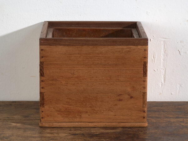 Braseros japoneses hibachi – Japón, periodo Taishō principio de Shōwa, circa 1910-1945. Conjunto de 2 piezas