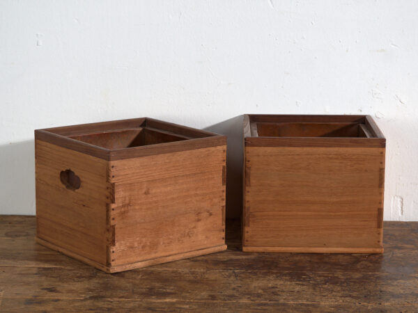 Braseros japoneses hibachi – Japón, periodo Taishō principio de Shōwa, circa 1910-1945. Conjunto de 2 piezas
