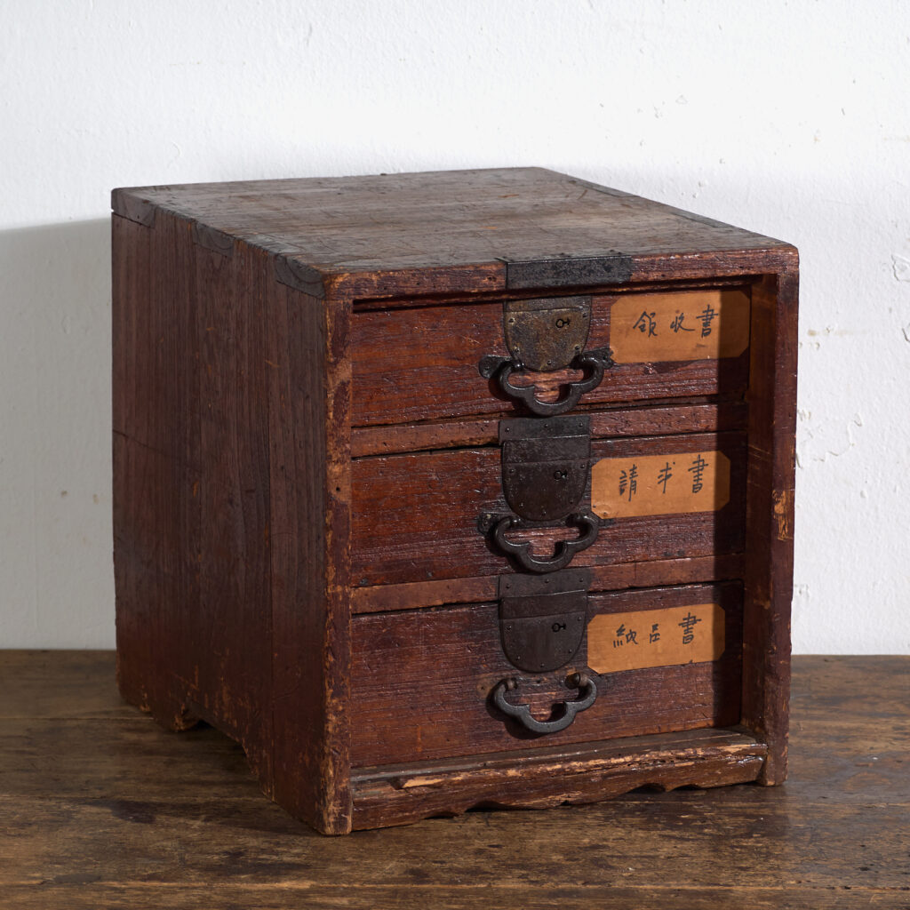 Petite commode ko-dansu en paulownia avec étiquettes en kanji – Japon, période Meiji