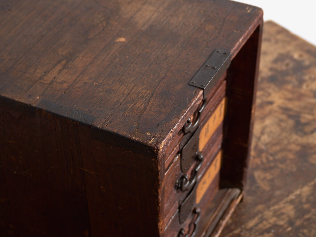 Petite commode ko-dansu en paulownia avec étiquettes en kanji – Japon, période Meiji