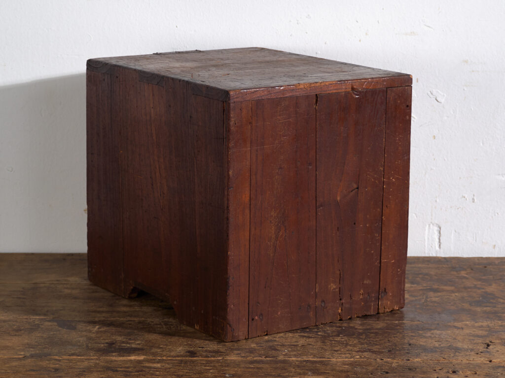 Petite commode ko-dansu en paulownia avec étiquettes en kanji – Japon, période Meiji