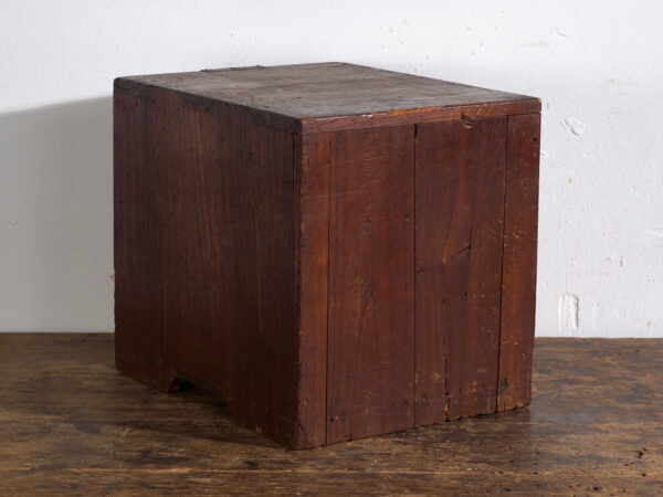 Petite commode ko-dansu en paulownia avec étiquettes en kanji – Japon, période Meiji
