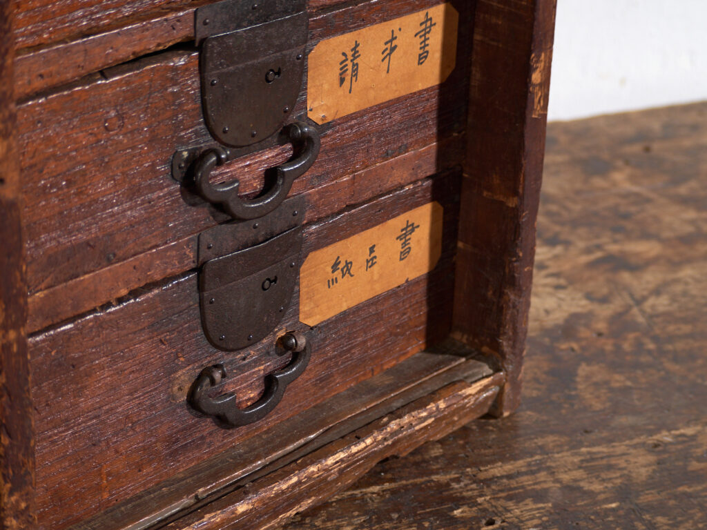 Petite commode ko-dansu en paulownia avec étiquettes en kanji – Japon, période Meiji
