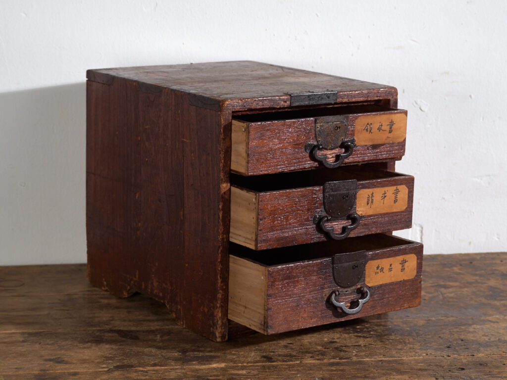Petite commode ko-dansu en paulownia avec étiquettes en kanji – Japon, période Meiji