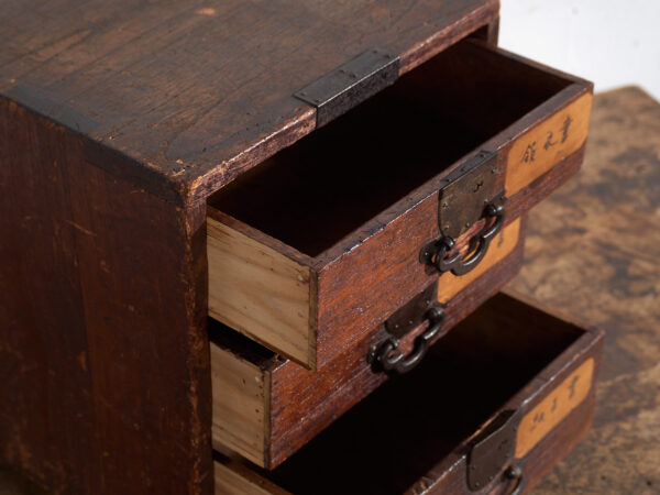 Petite commode ko-dansu en paulownia avec étiquettes en kanji – Japon, période Meiji