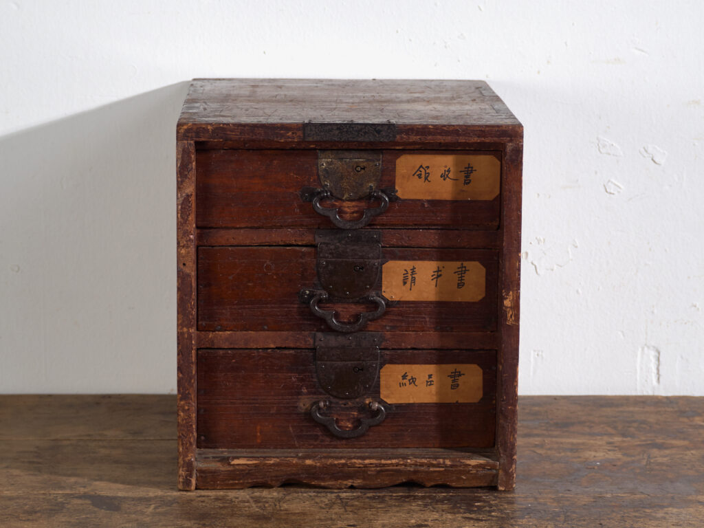 Petite commode ko-dansu en paulownia avec étiquettes en kanji – Japon, période Meiji