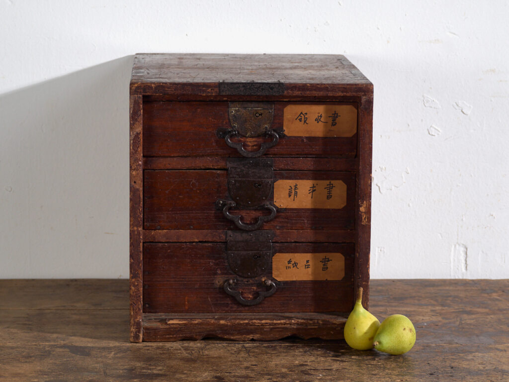 Petite commode ko-dansu en paulownia avec étiquettes en kanji – Japon, période Meiji