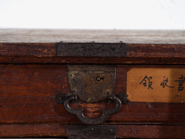 Petite commode ko-dansu en paulownia avec étiquettes en kanji – Japon, période Meiji