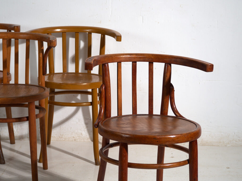 Conjunto de cuatro sillas estilo Thonet de madera curvada – Centroeuropa, circa 1920