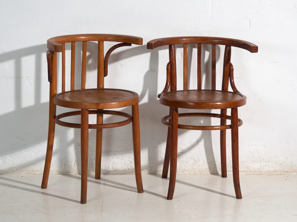 Conjunto de cuatro sillas estilo Thonet de madera curvada – Centroeuropa, circa 1920