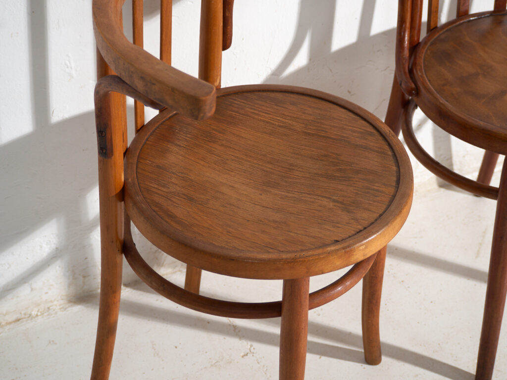 Conjunto de cuatro sillas estilo Thonet de madera curvada – Centroeuropa, circa 1920
