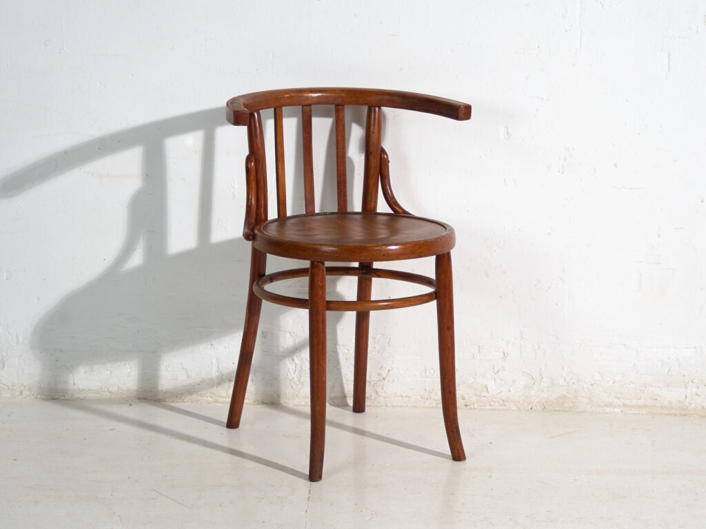 Conjunto de cuatro sillas estilo Thonet de madera curvada – Centroeuropa, circa 1920