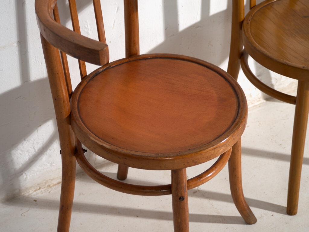 Conjunto de cuatro sillas estilo Thonet de madera curvada – Centroeuropa, circa 1920