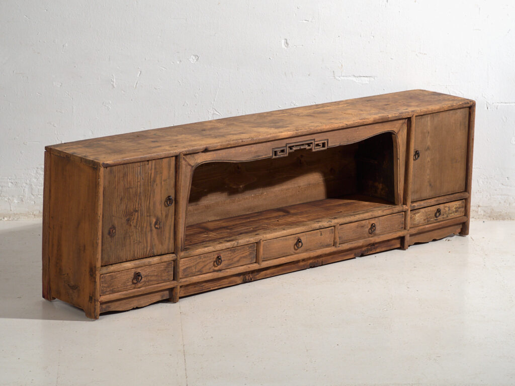 Buffet bas ancien en bois de pin – Chine, circa 1930