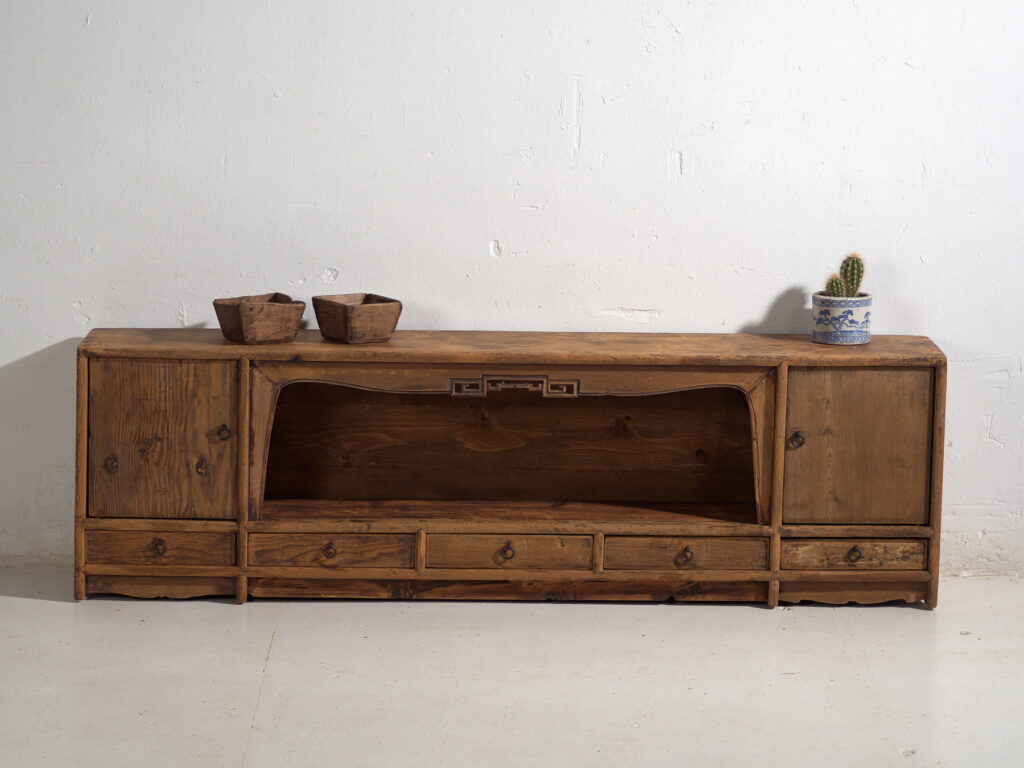 Buffet bas ancien en bois de pin – Chine, circa 1930
