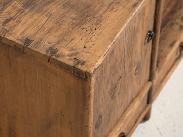 Buffet bas ancien en bois de pin – Chine, circa 1930