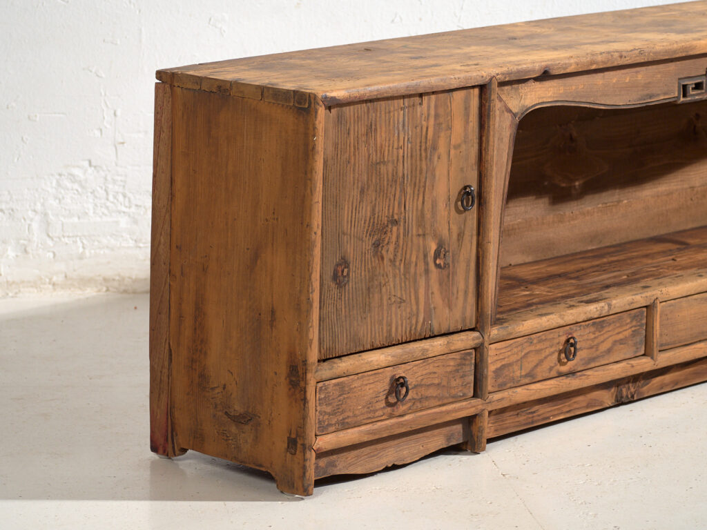 Buffet bas ancien en bois de pin – Chine, circa 1930