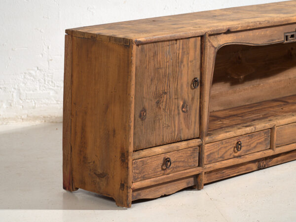 Buffet bas ancien en bois de pin – Chine, circa 1930