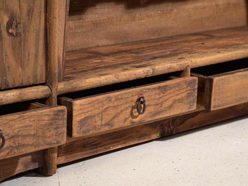 Buffet bas ancien en bois de pin – Chine, circa 1930