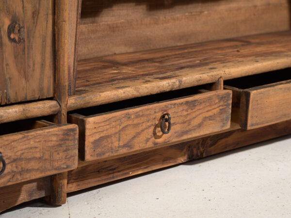 Buffet bas ancien en bois de pin – Chine, circa 1930