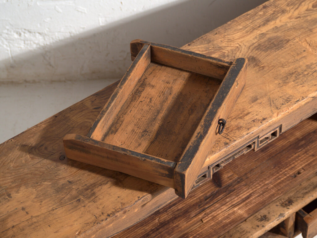 Buffet bas ancien en bois de pin – Chine, circa 1930