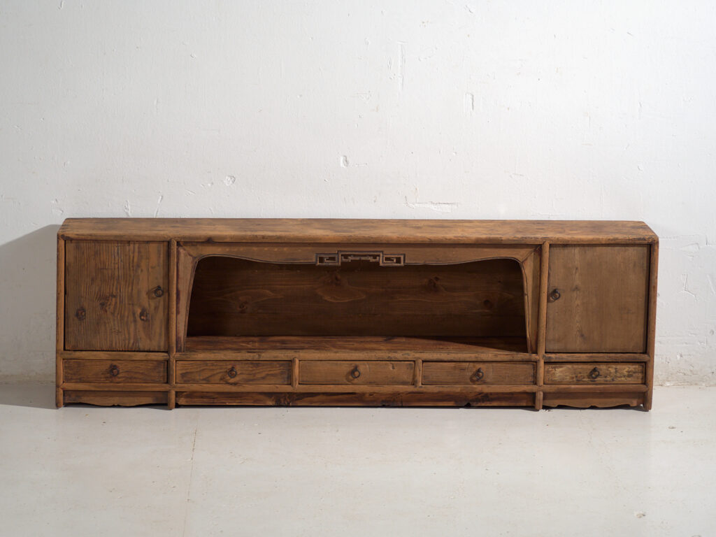 Buffet bas ancien en bois de pin – Chine, circa 1930
