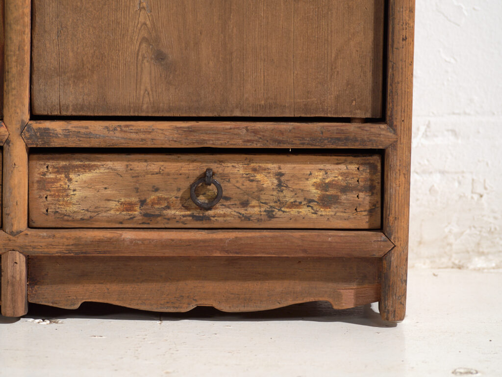 Buffet bas ancien en bois de pin – Chine, circa 1930