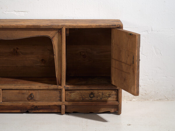 Buffet bas ancien en bois de pin – Chine, circa 1930