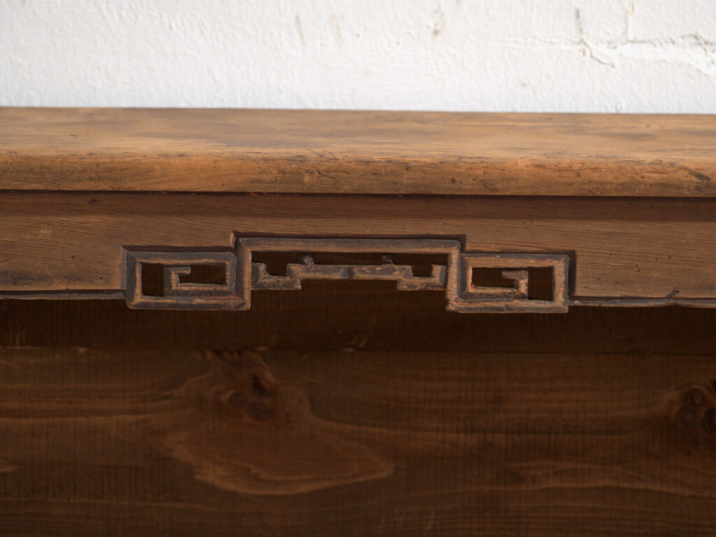 Buffet bas ancien en bois de pin – Chine, circa 1930