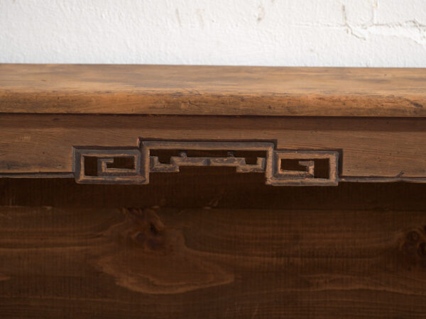 Buffet bas ancien en bois de pin – Chine, circa 1930