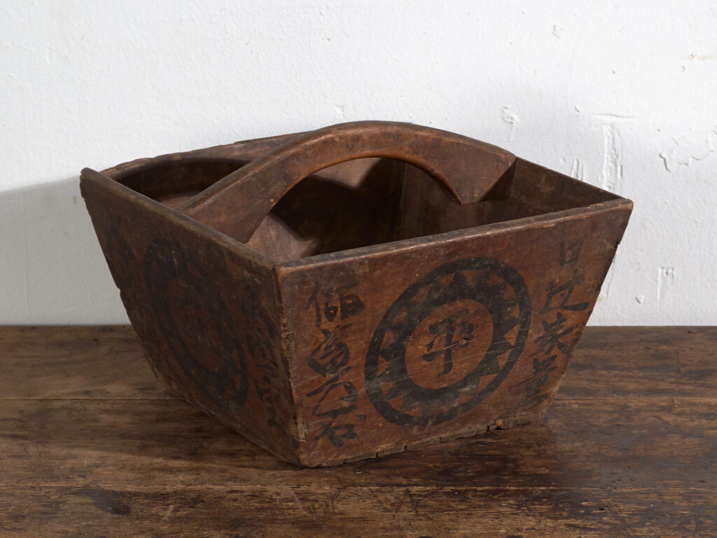Cesta china antigua de madera pintada – China, circa 1900
