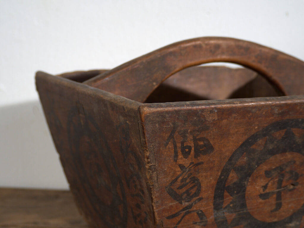 Cesta china antigua de madera pintada – China, circa 1900