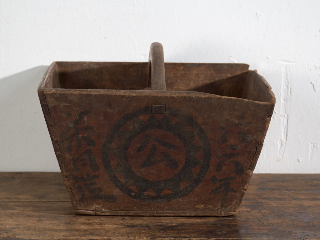 Cesta china antigua de madera pintada – China, circa 1900