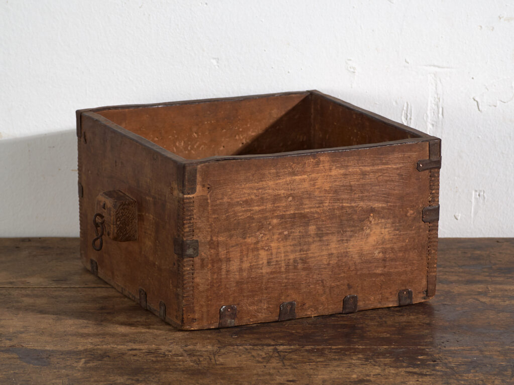 Cesta china antigua de madera – China, circa 1900