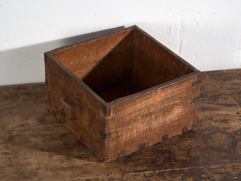 Cesta china antigua de madera – China, circa 1900