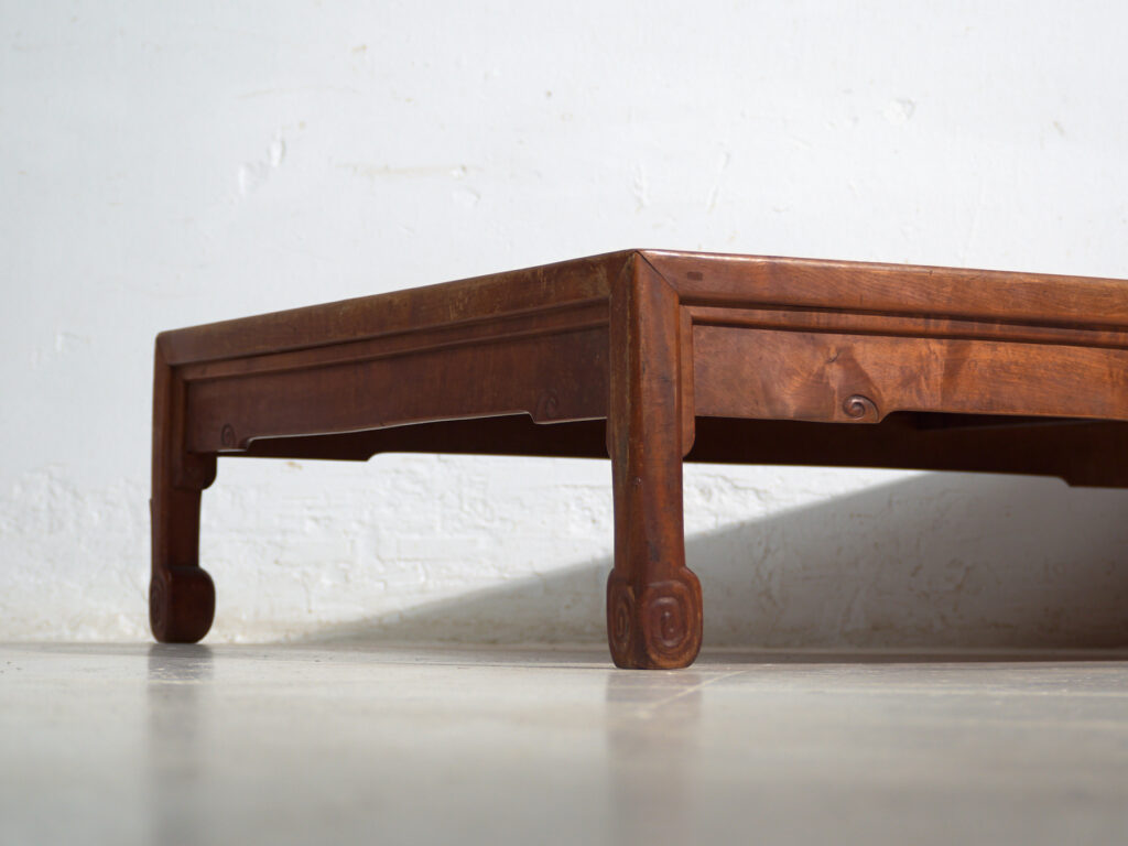 Mesa baja antigua japonesa en madera de keyaki – Japón, circa 1900