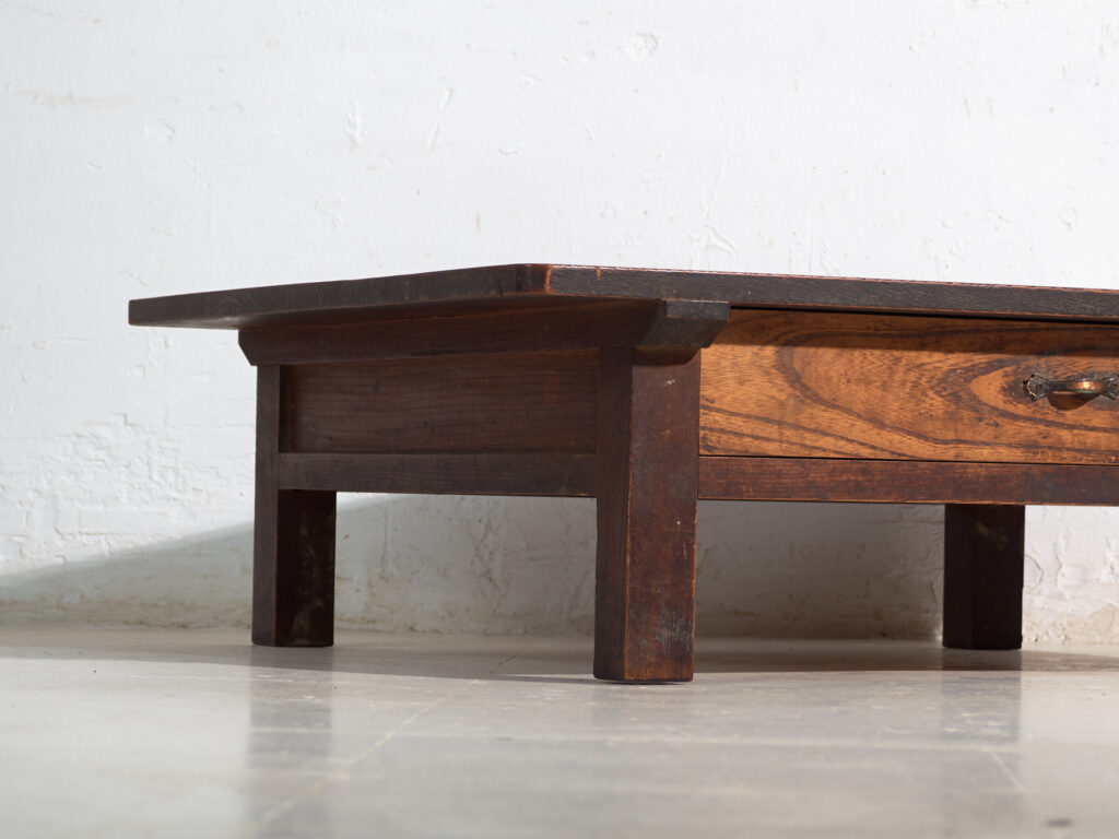 Mesa baja antigua japonesa con cajón pasante en keyaki – Japón, circa 1920
