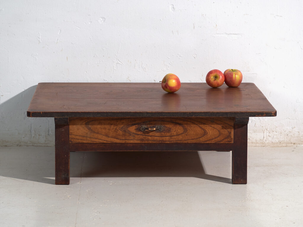 Mesa baja antigua japonesa con cajón pasante en keyaki – Japón, circa 1920