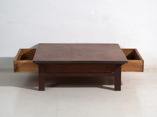 Mesa baja antigua japonesa con cajón pasante en keyaki – Japón, circa 1920