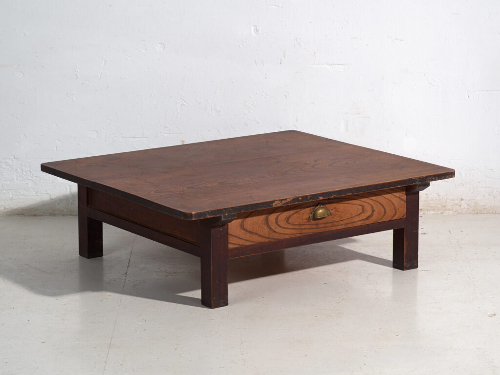 Mesa baja antigua japonesa con cajón pasante en keyaki – Japón, circa 1920