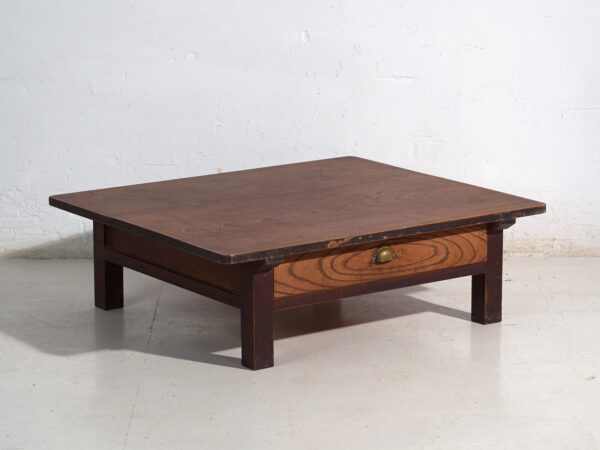 Mesa baja antigua japonesa con cajón pasante en keyaki – Japón, circa 1920