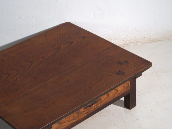 Mesa baja antigua japonesa con cajón pasante en keyaki – Japón, circa 1920