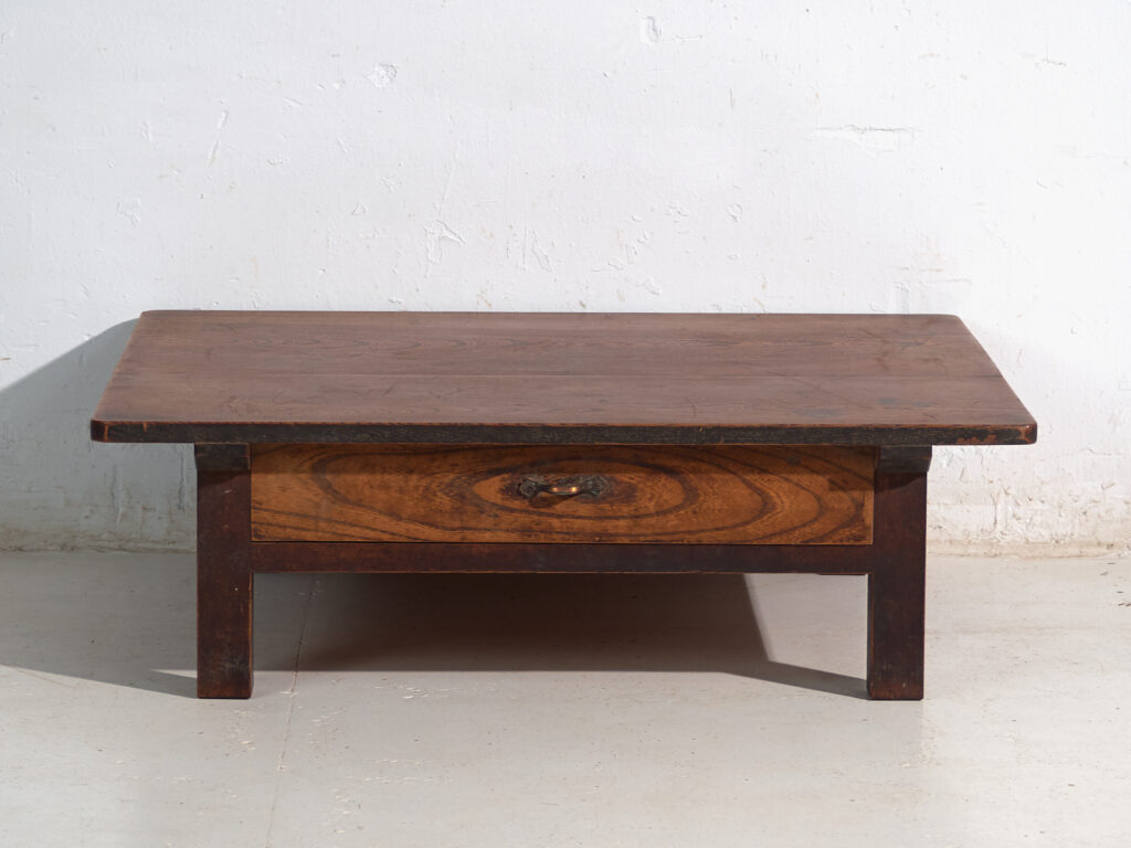 Mesa baja antigua japonesa con cajón pasante en keyaki – Japón, circa 1920
