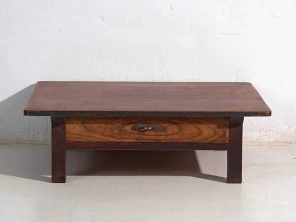 Mesa baja antigua japonesa con cajón pasante en keyaki – Japón, circa 1920