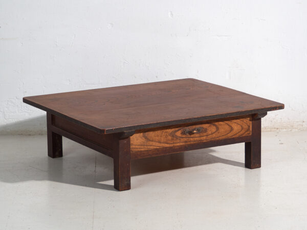 Mesa baja antigua japonesa con cajón pasante en keyaki – Japón, circa 1920