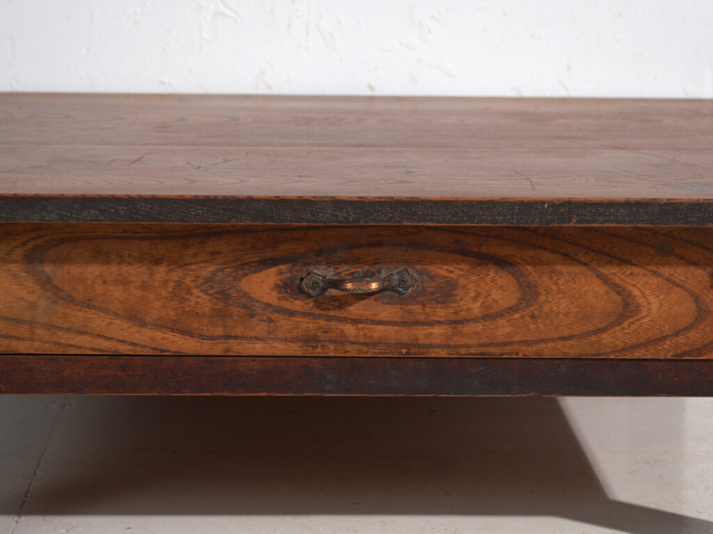 Mesa baja antigua japonesa con cajón pasante en keyaki – Japón, circa 1920