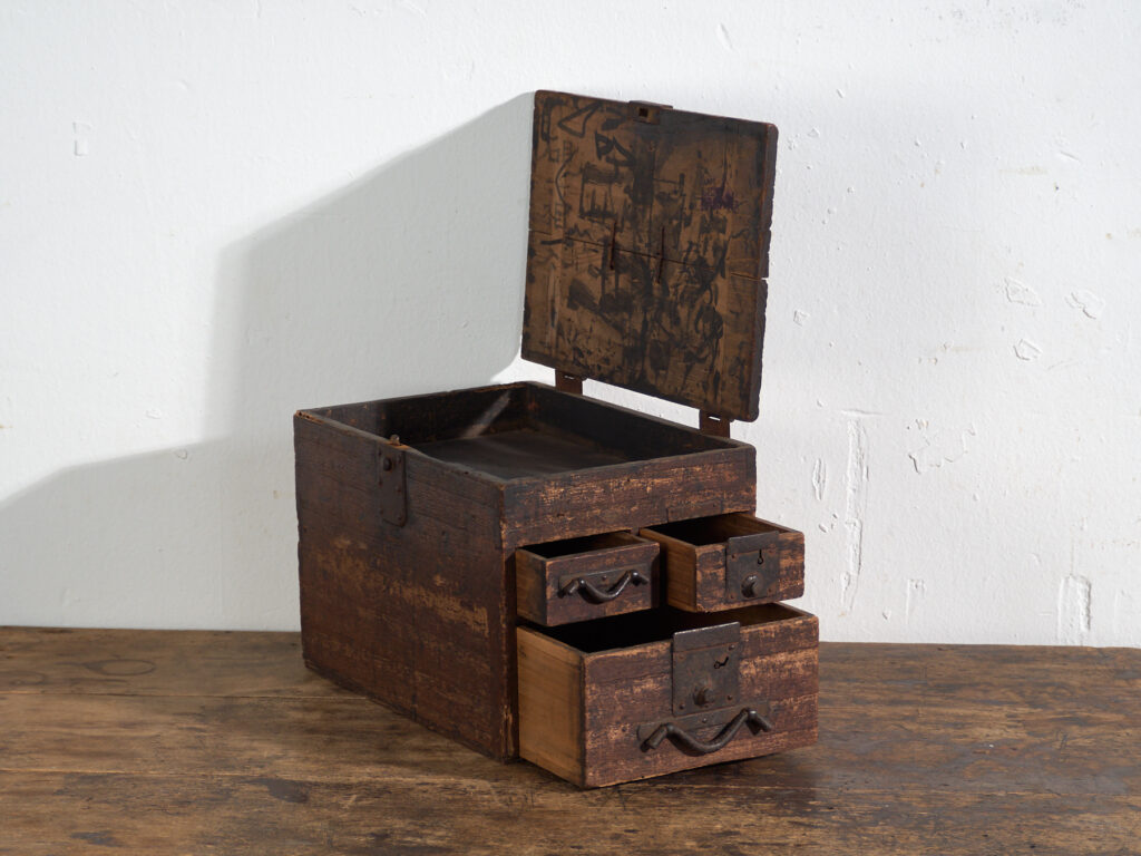 Pequeño cofre antiguo japonés con cajones – Japón, circa 1900