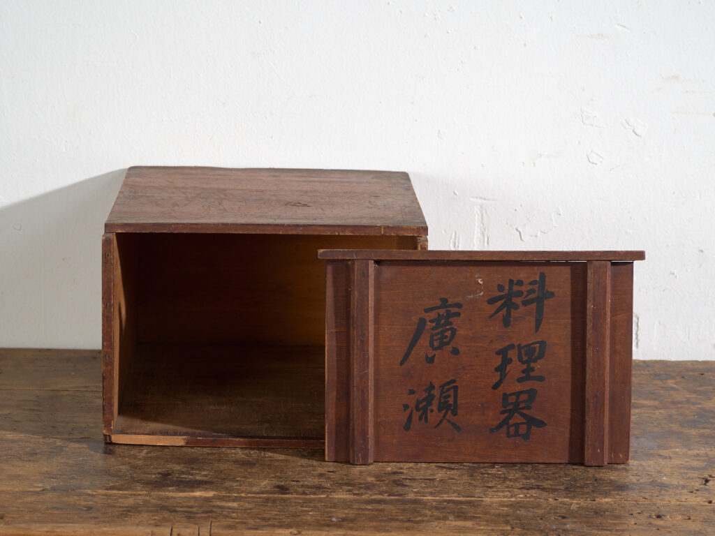 Caja antigua japonesa de menaje con caligrafía – Japón, circa 1920