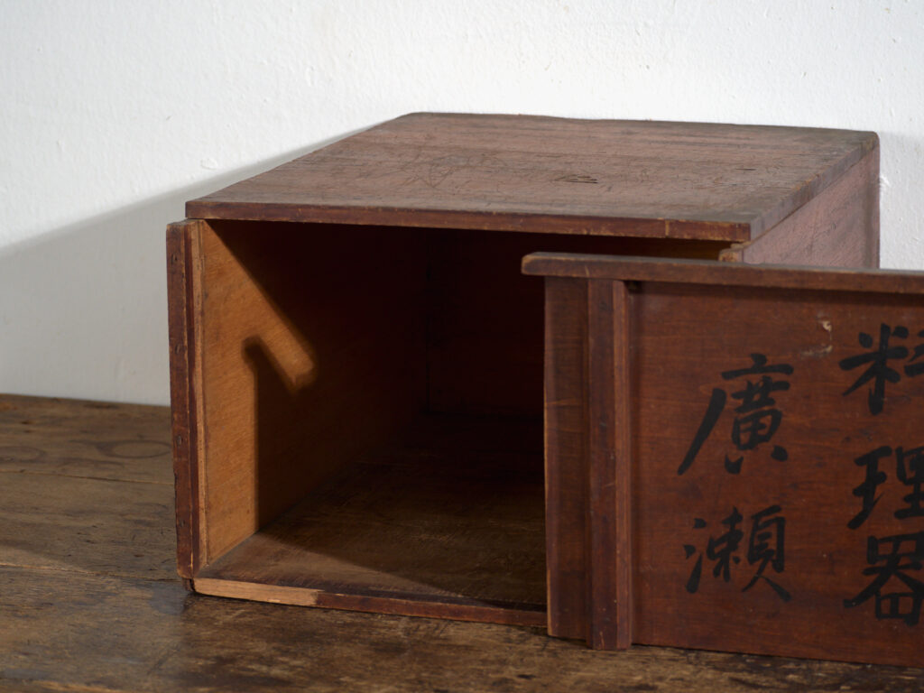 Caja antigua japonesa de menaje con caligrafía – Japón, circa 1920