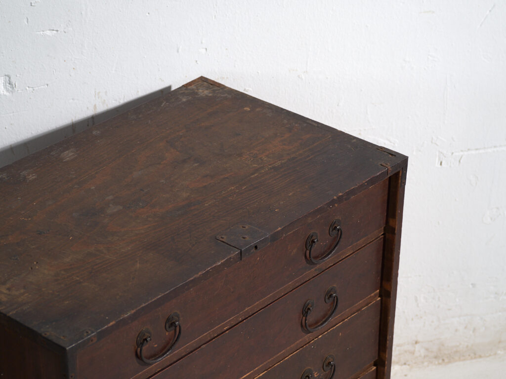 Tansu antiguo japonés con cajones y herrajes de hierro – Periodo Meiji, Japón, circa 1900